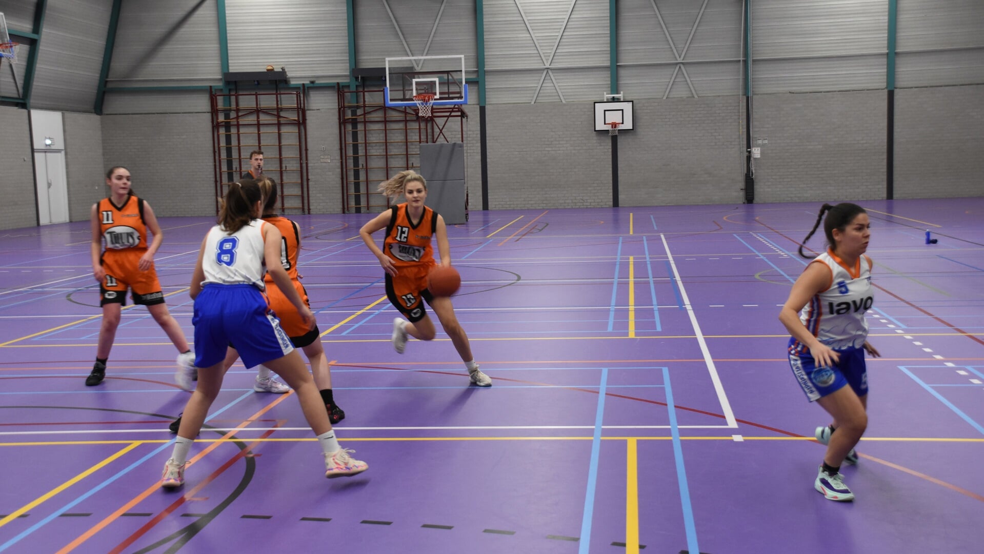 Roos Monen (Dames 1) op snelheid naar de basket