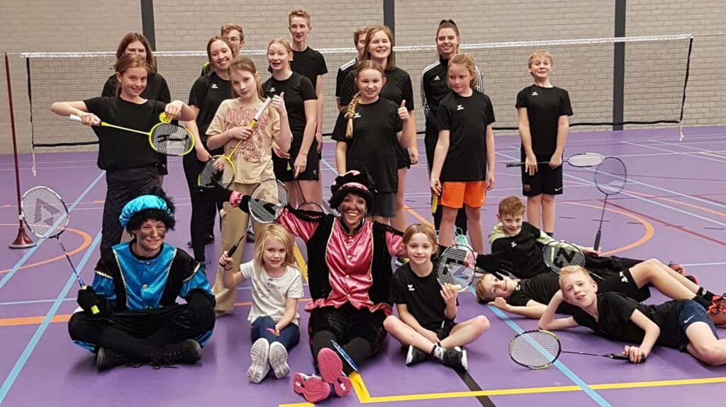 De eerste jeugdgroep van Badminton Club Lieshout, samen met de Pieten
