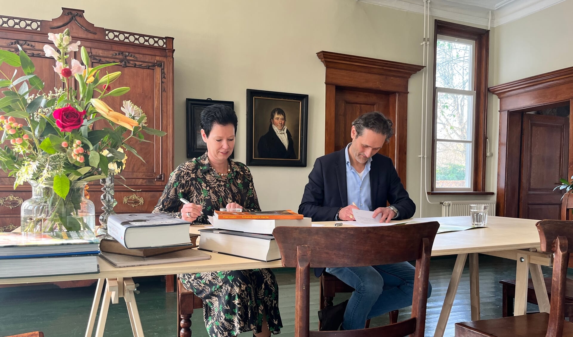 Wethouder Monika Slaets en Jan de Jong van Beek en Donk ondertekenen de samenwerkingsovereenkomst.