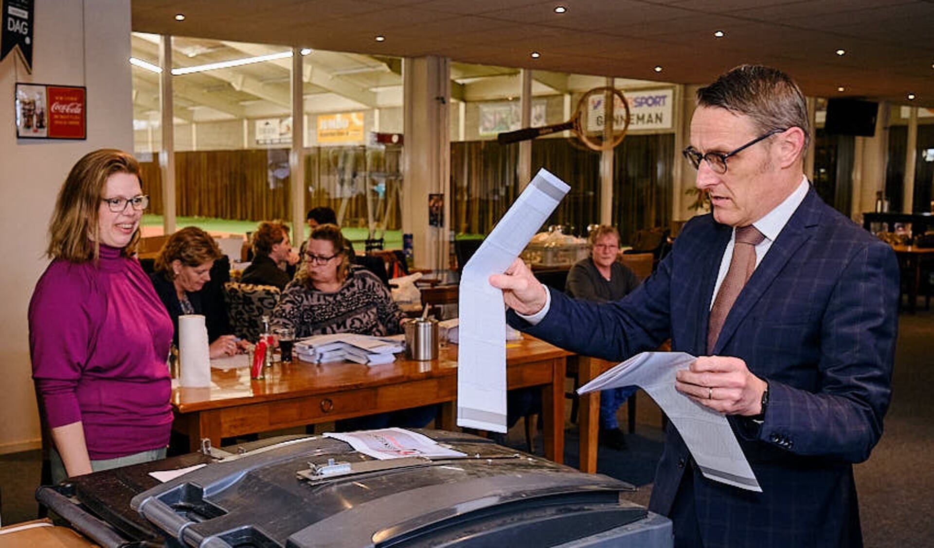 Burgemeester Frank van der Meijden brengt zijn stem uit.
