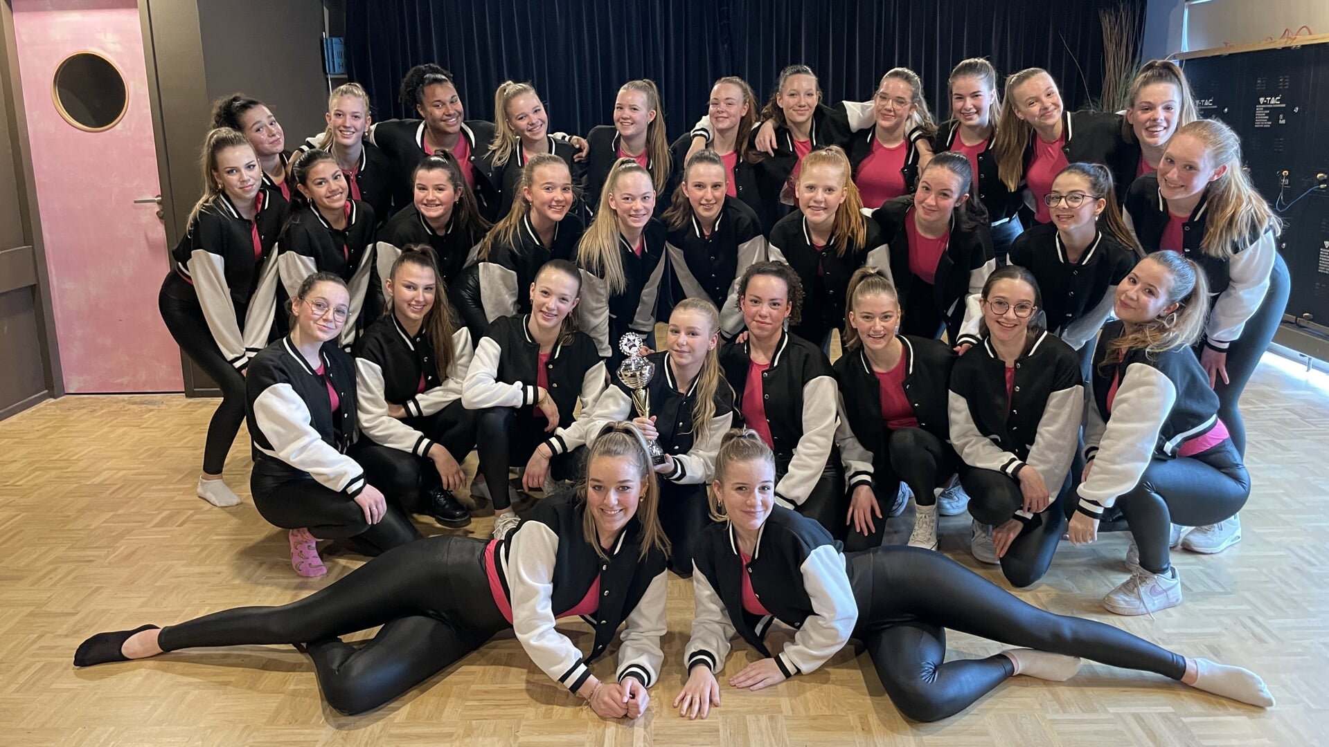 Het dansteam van de Laarbeekse Meyke Smits.