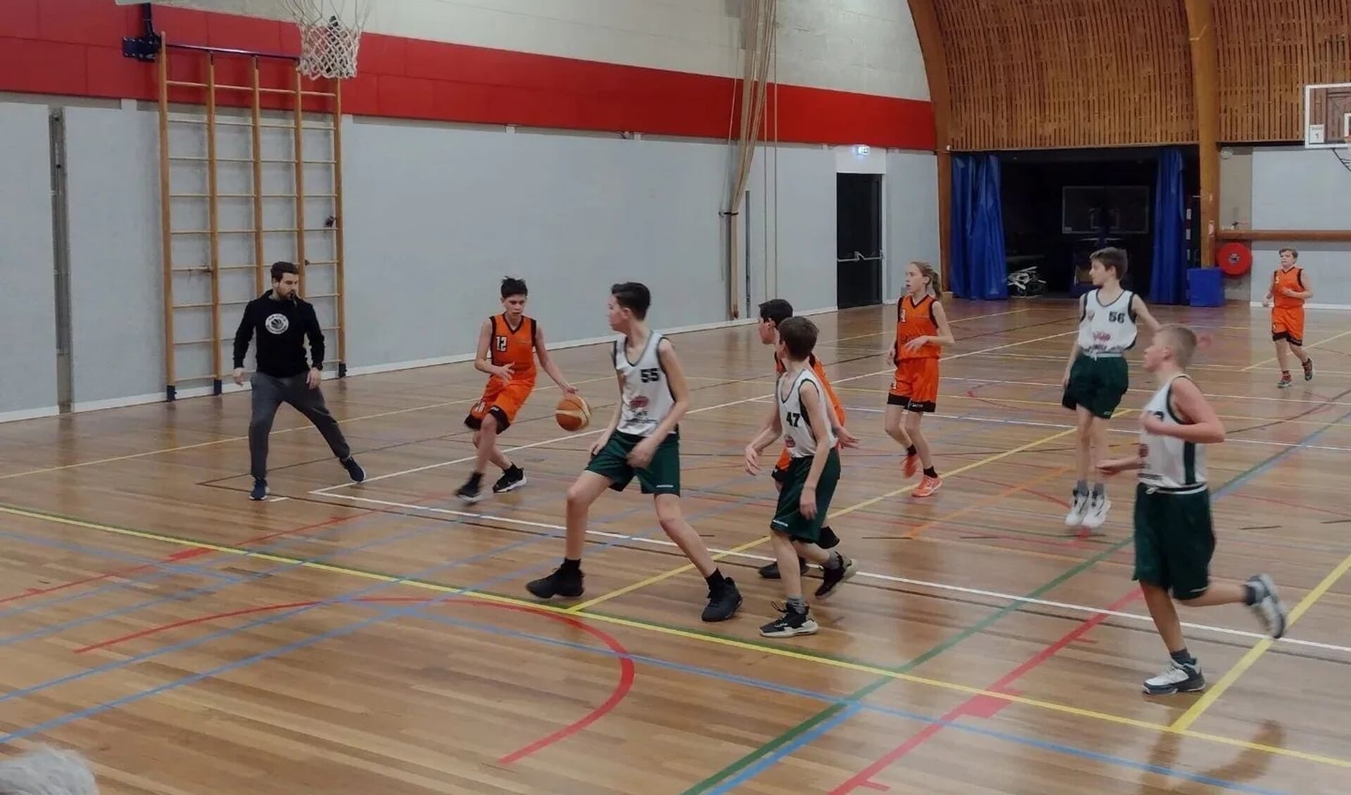 Tijmen van den Broek (U14-2) onderweg naar de basket