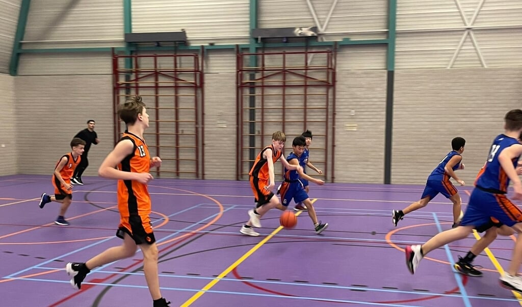 Casper van Thiel (U14-1) brengt de bal op tegen Almonte