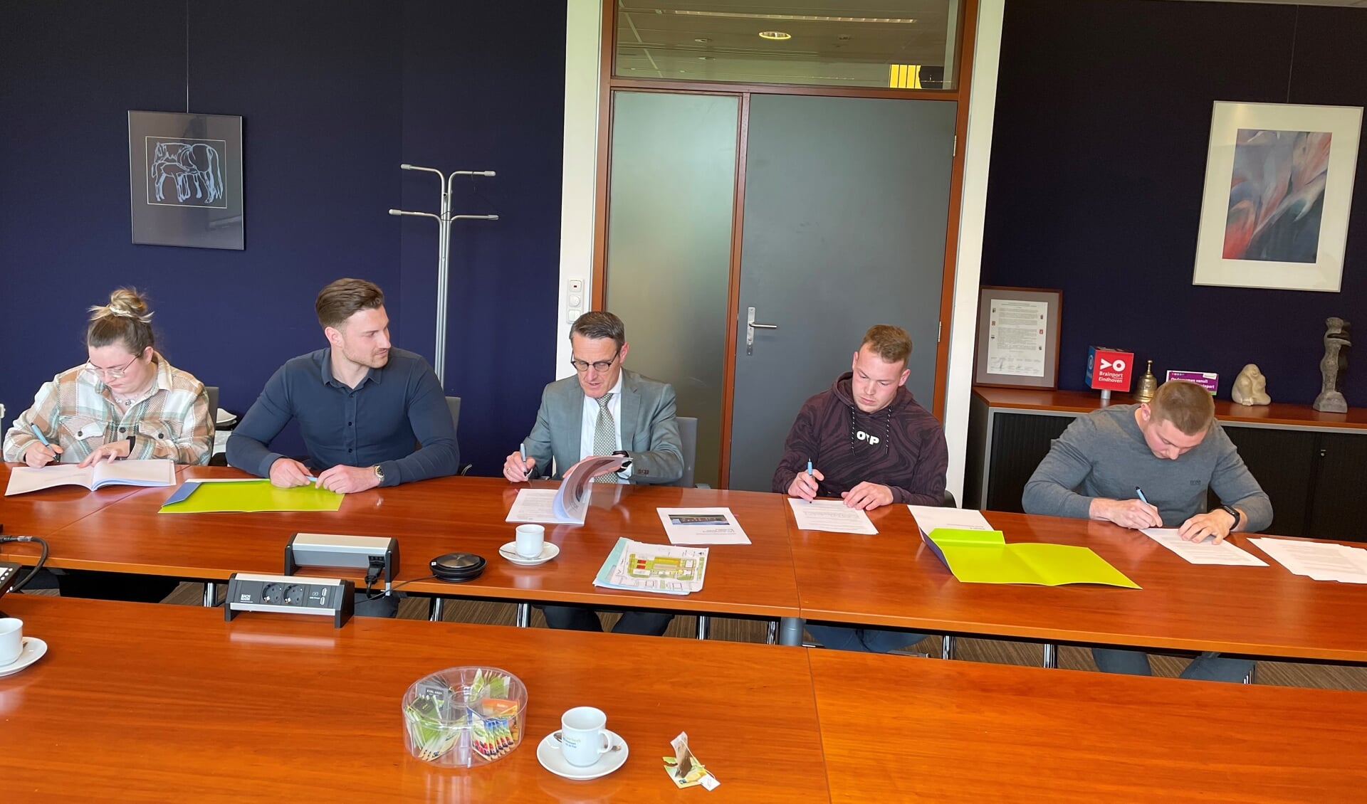 Van links naar rechts: Joyce, Ramon (voorzitter CPO), burgemeester Frank van der Meijden, Tom, Roan.