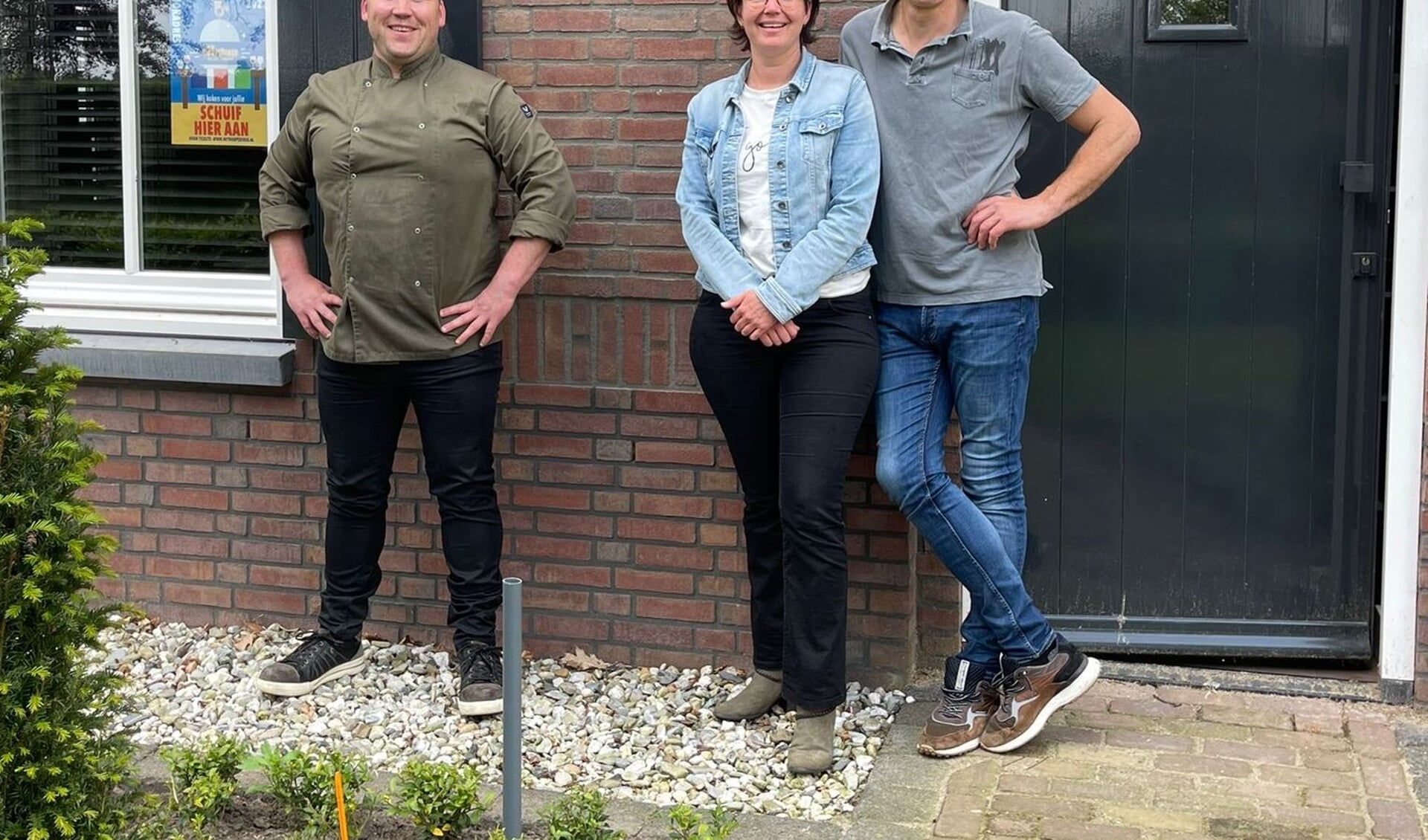 Kookduo Antje van den Berg en Rob Sneijers ontvangen tips van lokale Kookheld Jorrit Donkers.