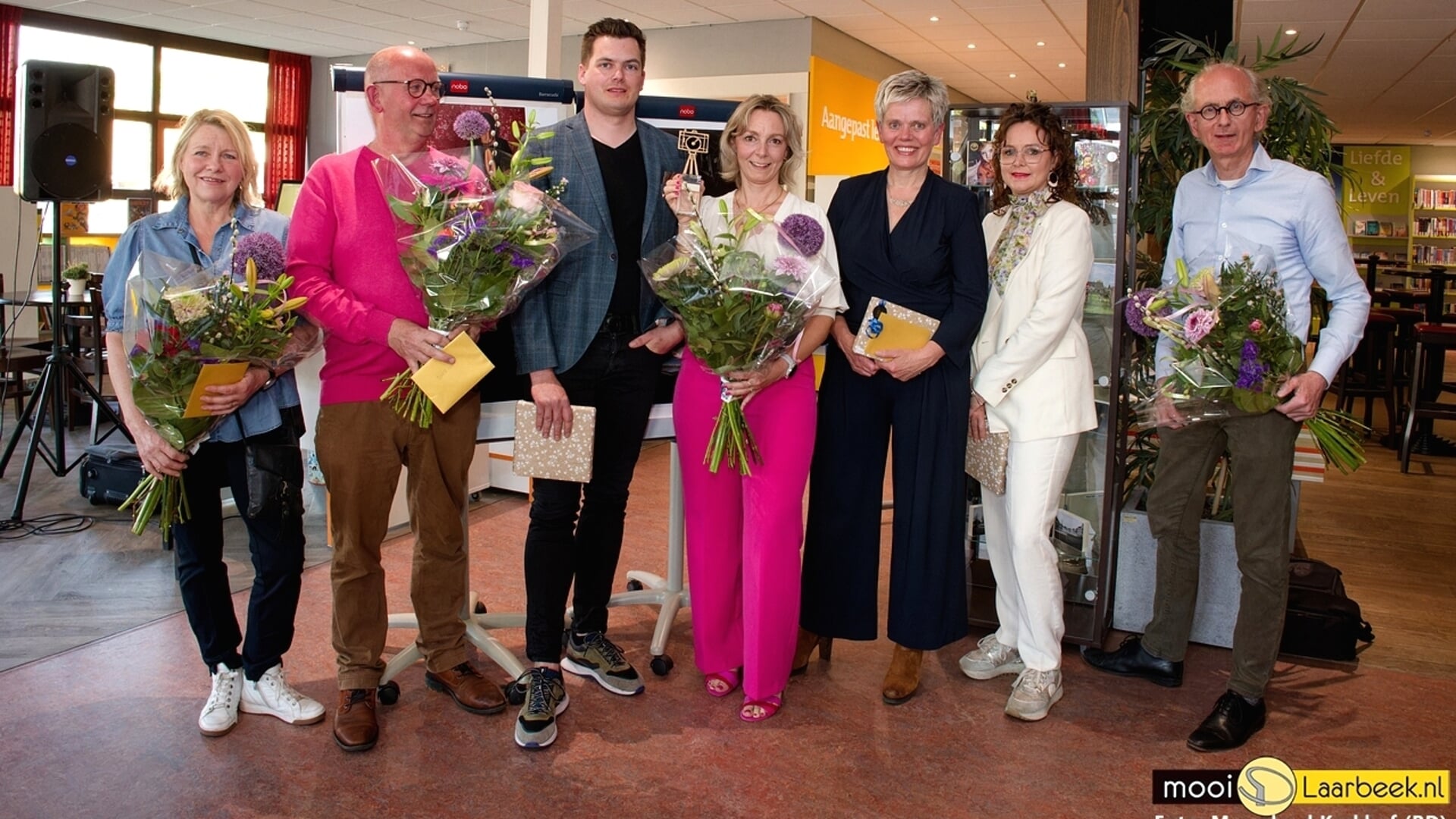 Vlnr: Liesbeth van Boxtel (jury), Sjef van den Broek (gastjury), Robin Verheggen, Monique van Rixtel, Annemarie Rechters, Eefje Timmers (finalisten) en Joost Duppen (jury)