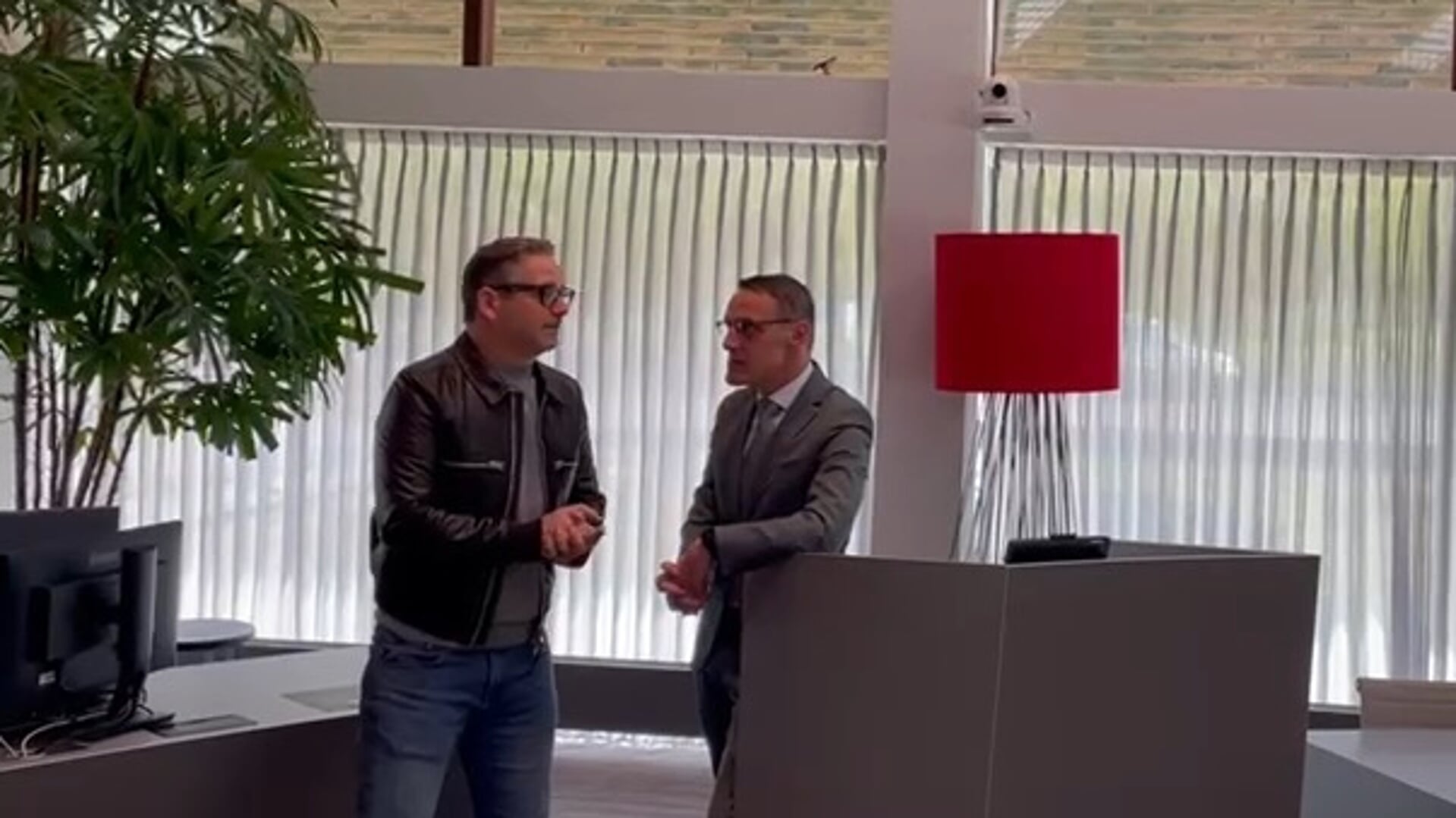 Guus Meeuwis vraagt toestemming aan burgemeester Van der Meijden