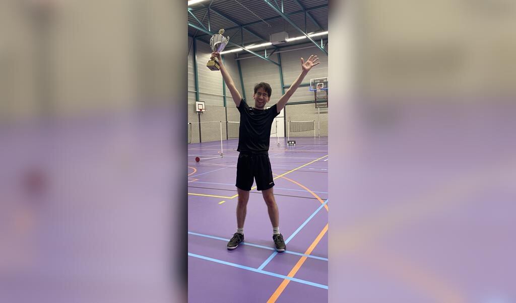 Ruud van Vijfeijken mocht als Single-Kampioen dé wisselbeker van Badminton Club Lieshout in ontvangst nemen.