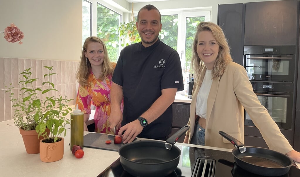 Lokale Kookheld Florian Kaso geeft smakelijke tips aan kookduo Karlijn Hobé en Marianke van Doore
