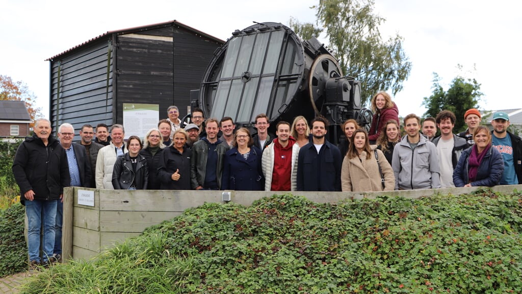 De cast en crew voor het zoeklicht bij het Wehrmachthuisje in Someren-Heide