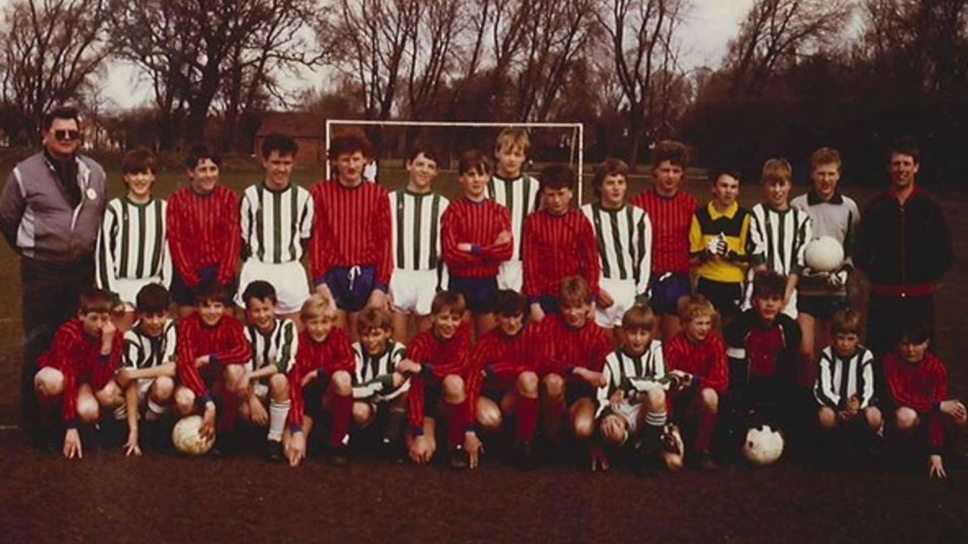 Spelers van Sparta'25 en Sandiacre Town samen op de foto in 1986, het eerste jaar dat Sparta'25 de oversteek naar Engeland maakt.