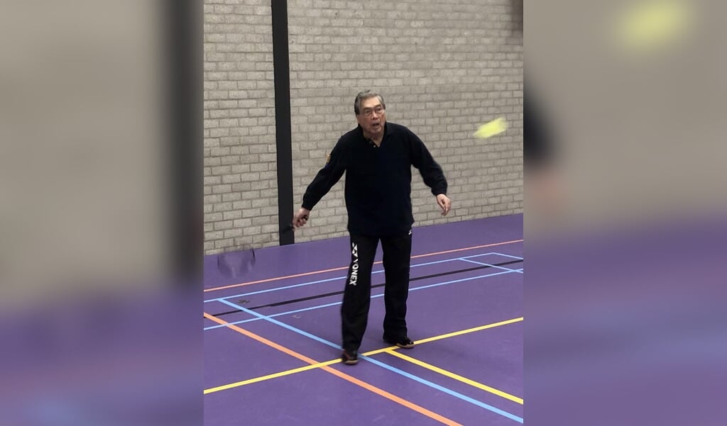 Badminton is een leuke sport: écht voor alle leeftijden: Kai Tchong speelt met zijn 86 jaar nog wekelijks zijn partijtjes bij de senioren.