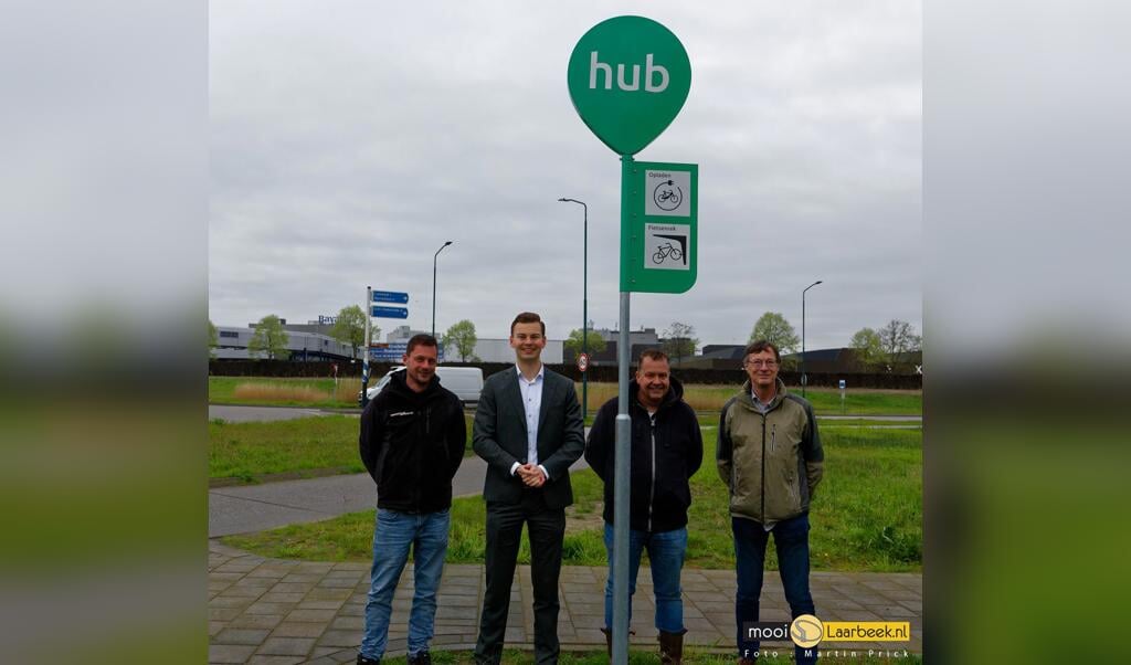 Naast Wethouder van den Berkmortel twee mensen van Van Doorn Infra B.V., rechts Frans Vlemmix van de gemeente