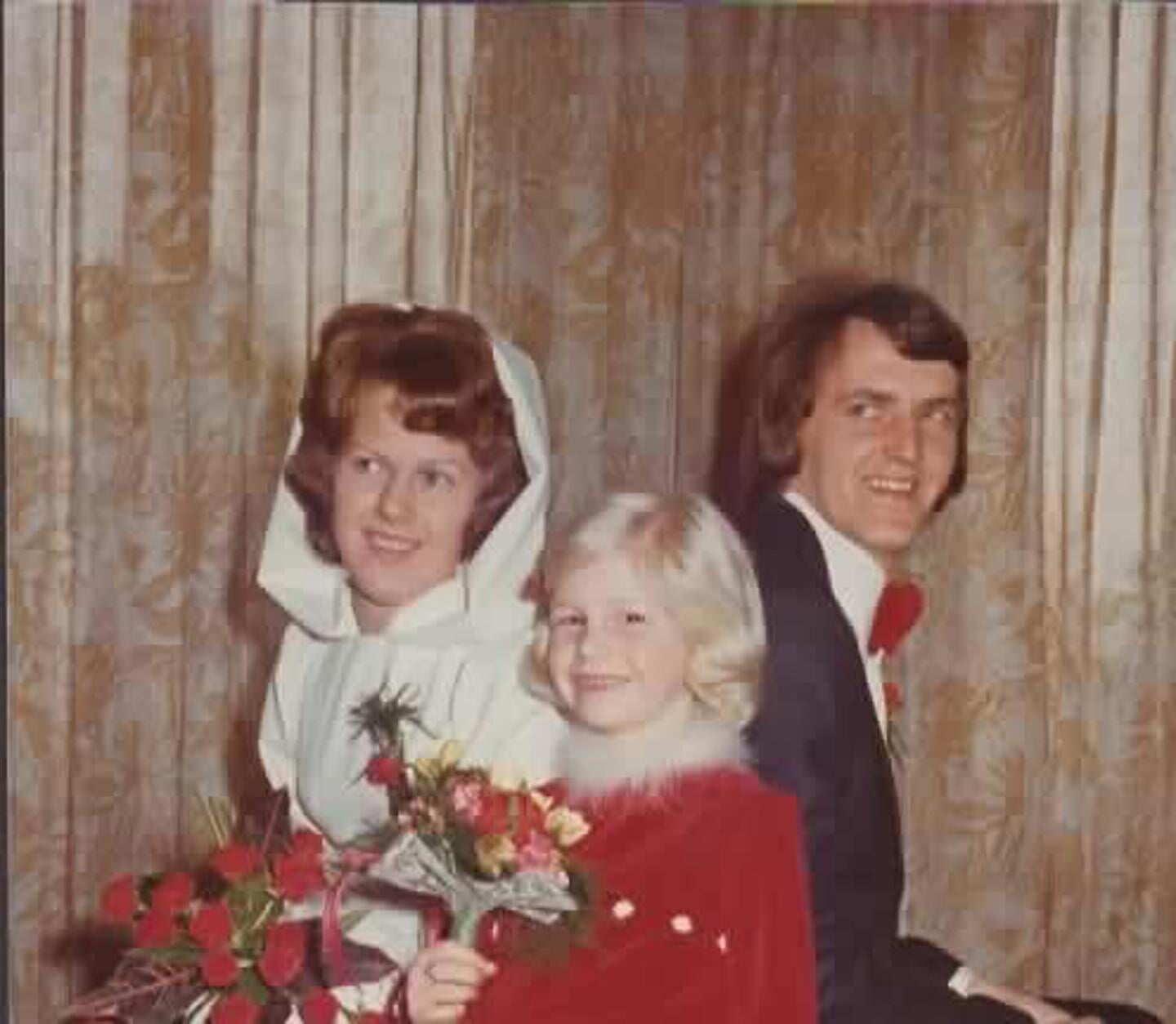 Mieke en Toni met bruidsmeisje Moniek van der Veght.