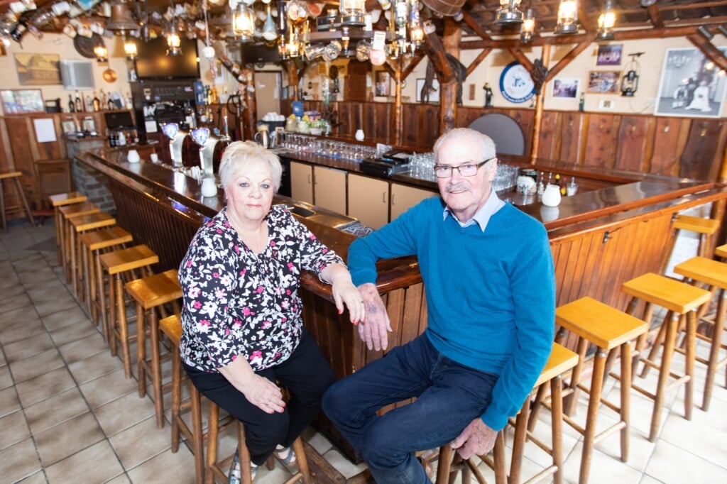 Gerrie en Martien van Vlerken, afgelopen december 50 jaar getrouwd, vieren nu ook het gouden jubileum van Café De Stal 