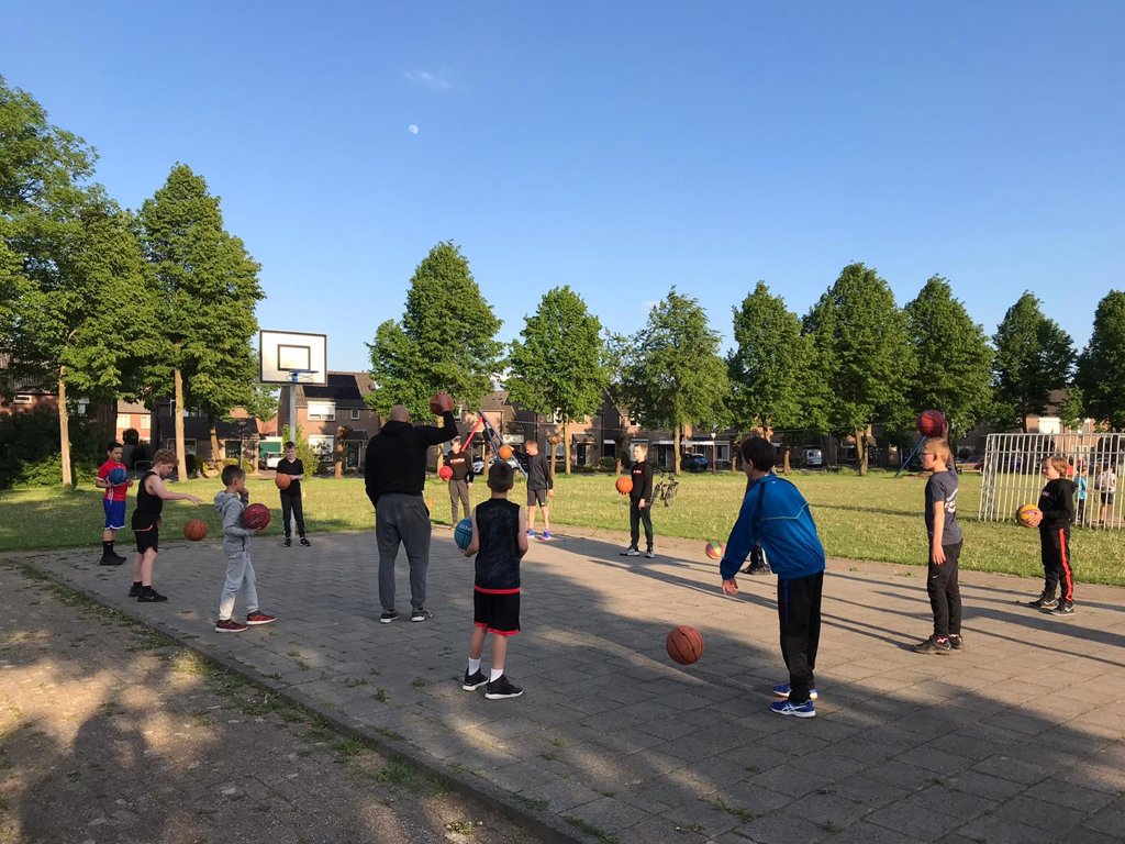 Basketbaltraining op speelveld de Ratel in Beek en Donk
