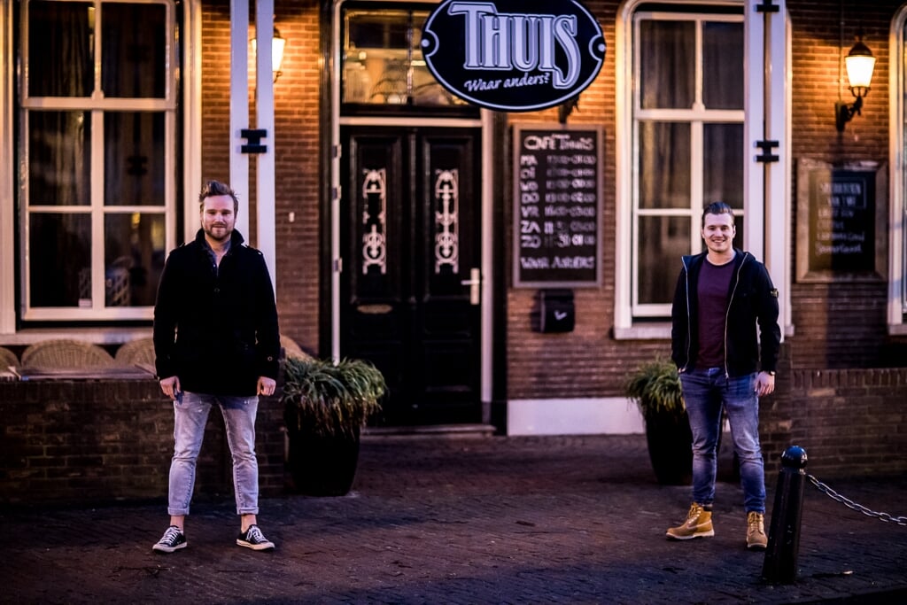 Uitbater van Café Thuis, Ton van Berlo (l) en initiatiefnemer van de crowdfunding, Rob van de Laarschot (r)