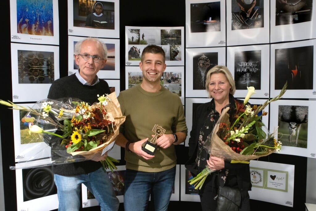 Juryleden Joost Duppen en Liesbeth van Boxtel met winnaar Rob van Kaathoven (m)