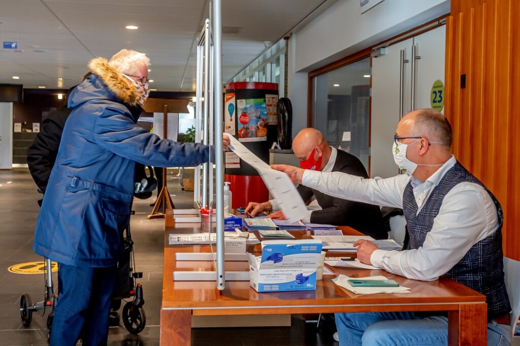 Stemmen in het gemeentehuis van Laarbeek.