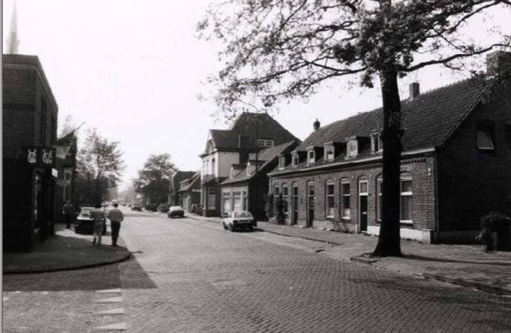 Historische foto van de Kapelstraat in Beek en Donk