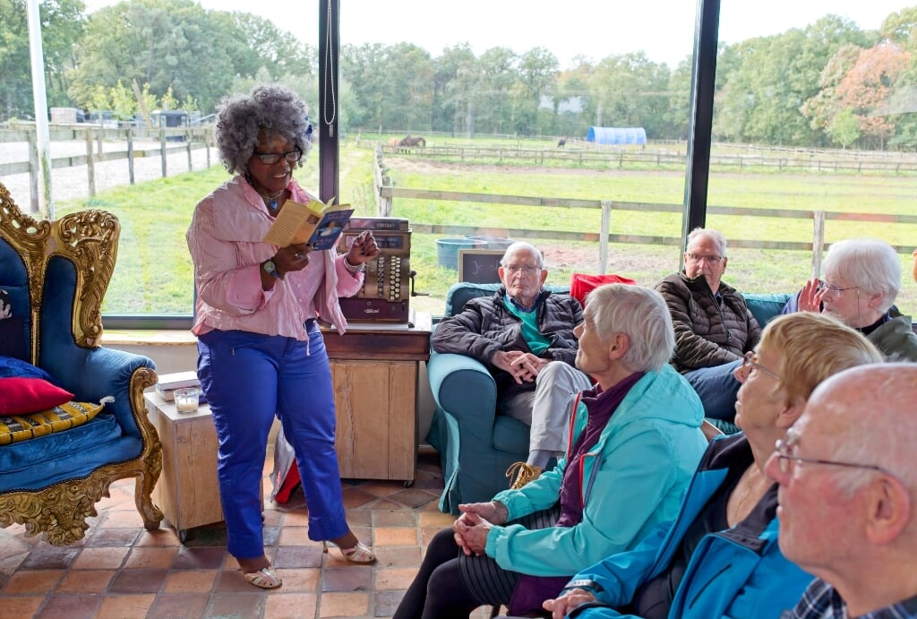 Gerda Havertong leest voor bij Ouderenlandgoed Grootenhout in Mariahout.