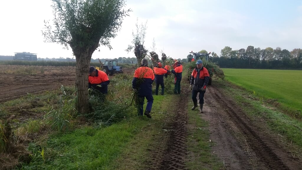 Vrijwilligers van Laarbeeks landschap aan het werk.