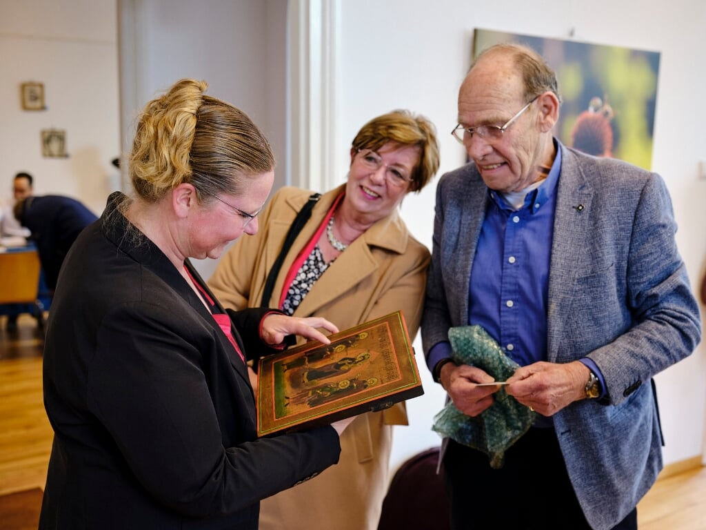 Tine en Maurice Spetter in gesprek met Alice van der Knokke (l)