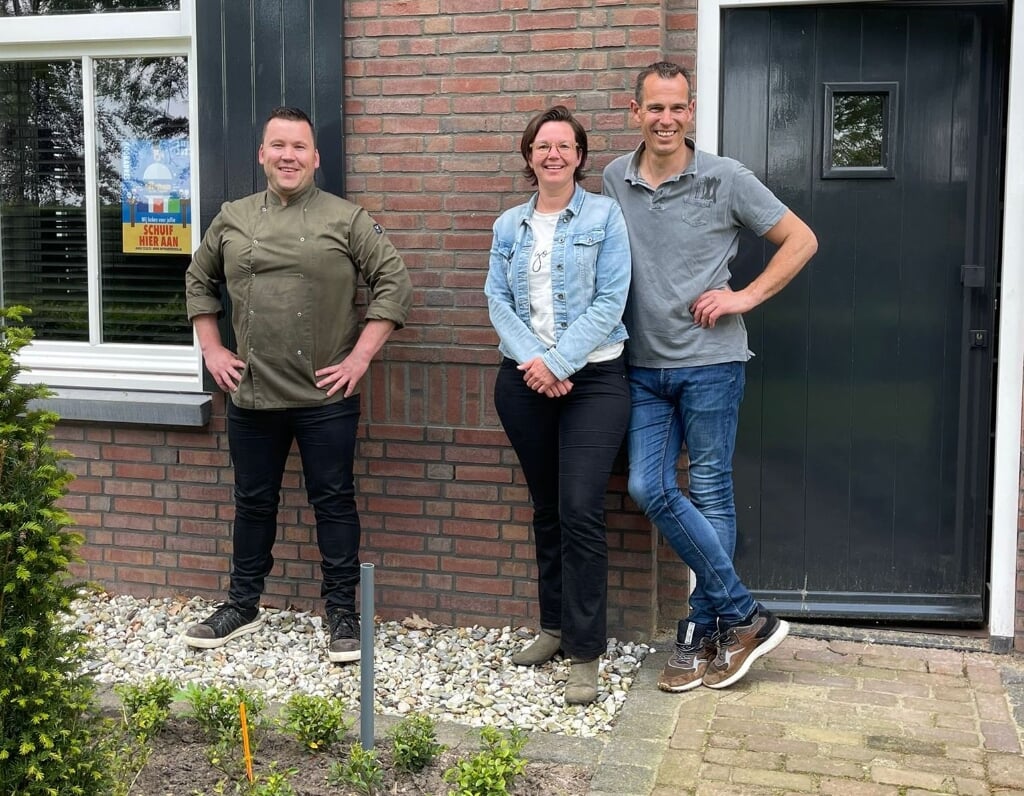 Kookduo Antje van den Berg en Rob Sneijers ontvangen tips van lokale Kookheld Jorrit Donkers.