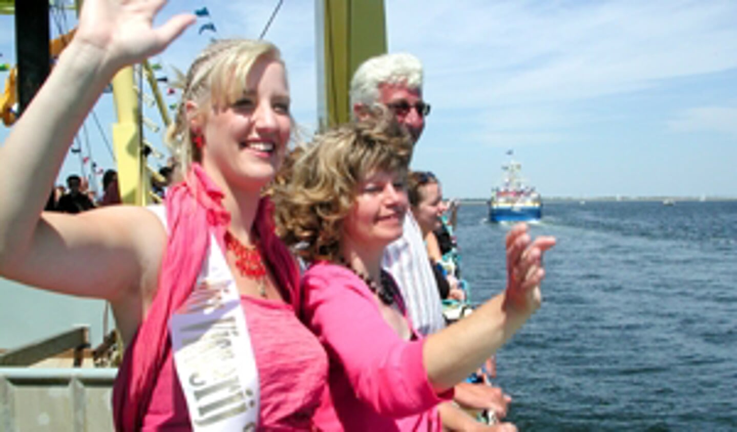 De 21-jarige mosselvissersdochter Jeanine van de Velde vervulde drie dagen met verve de rol van Miss Visserij 2006. Jeanine is een dochter van u2018Jan de kapperu2019, medewerker van u2018Kees de kapperu2019 en u2018Jan de kapperu2019 (alias u2018boos jantjeu2019 zoals hijzelf tijdens de reu00fcnie nadrukkelijk verduidelijkte) op de BRU 9 u2018Levienu2019.