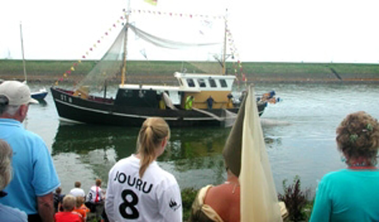  Demonstratie van de ST 8. Op de voorgrond de visserijkoningin (rechts) en het u2018vrouwtje van stavorenu2019
