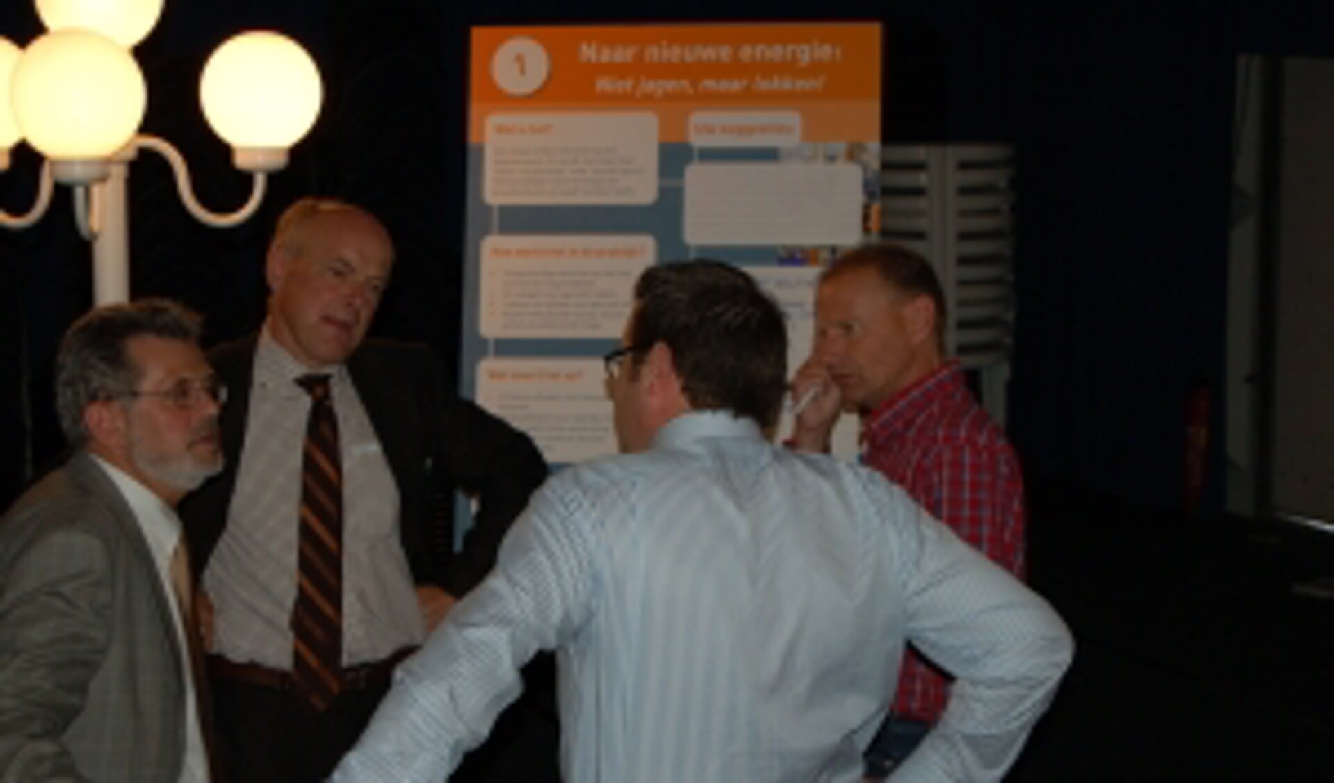  Discussie over mogelijkheden voor minder of goedkoper energiegebruik op de kottervloot. Tweede van links projectleider Henk Riphagen.