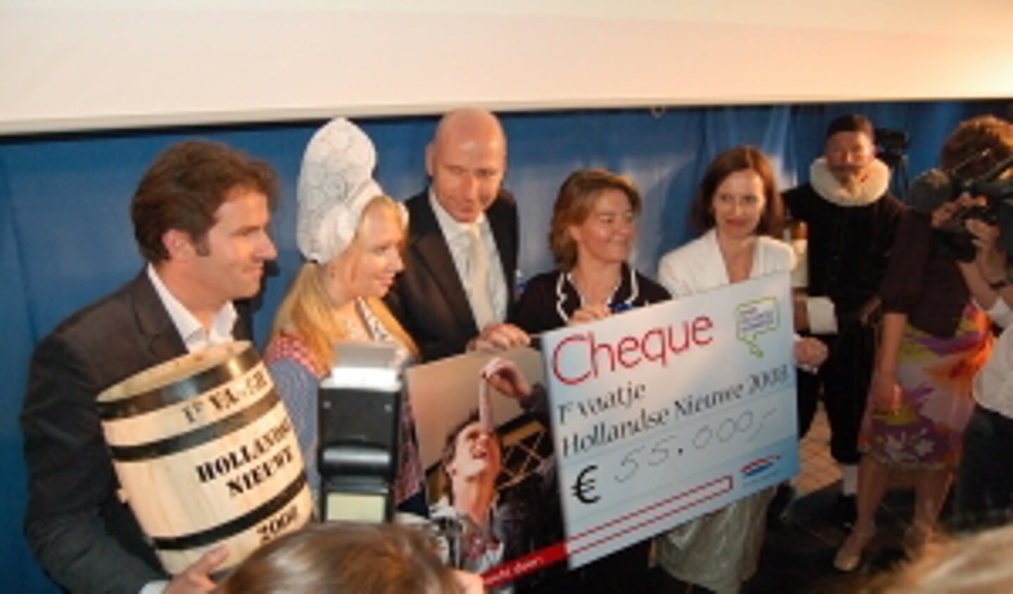Eric Roeleveld (links met vaatje) heeft namens rederij Jaczon de cheque overhandigd aan Ronald Gorter van het Fonds Psychische Gezondheid. Rechts van hem IENS en geheel rechts directeur Mariu00ebtte Vermeer van het Nederlands Visbureau.