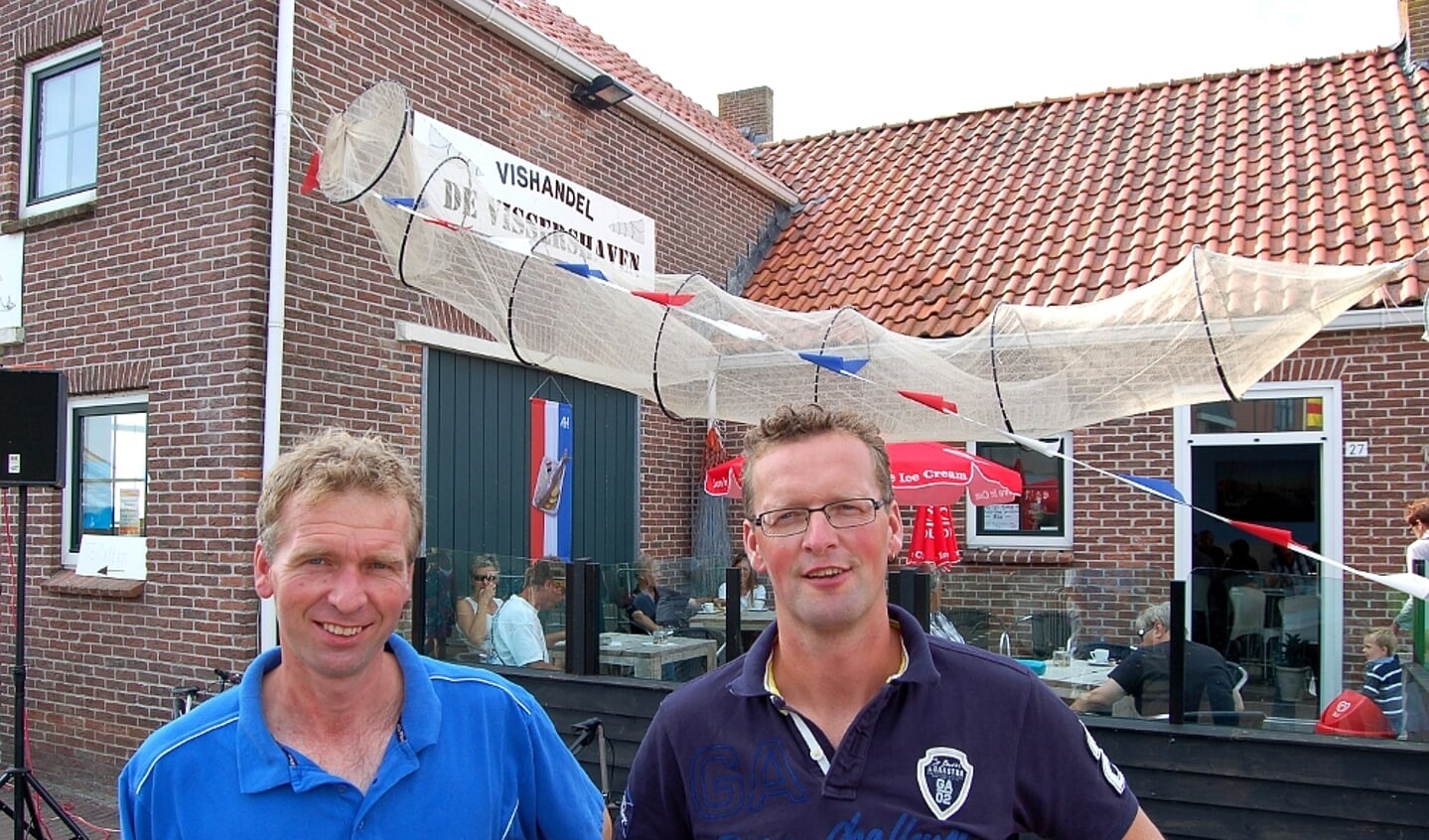  Auke (links) en Klaas Wouda runnen naast het IJsselmeervisserijbedrijf ST 21 de Staverse visafslag en sinds  dit jaar ook de viswinkel u00b4De Vissershavenu00b4 in de visafslag. 