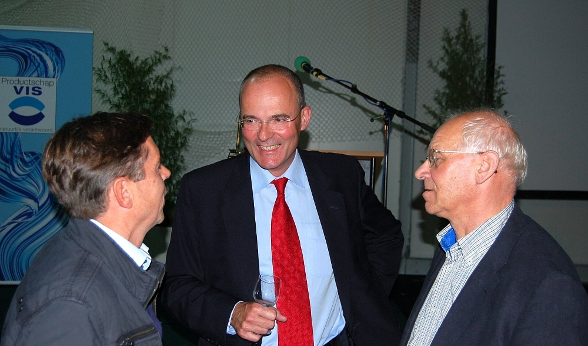  Algemeen directeur Jan Ernst Veenman van Heiploeg na afloop van zijn speech in gesprek met een delegatie van PO-Wieringen.