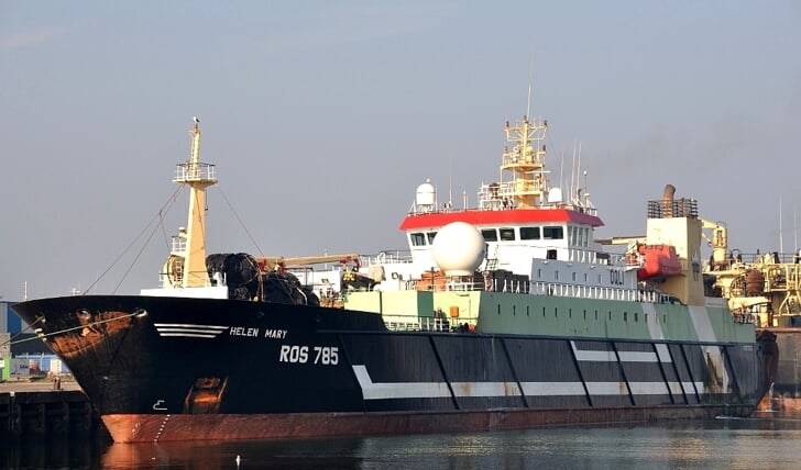  De KW 172 en de ROS 785 in de Haringhaven van IJmuiden. Beide trawlers van P&P hebben de afgelopen maanden in Mauritaanse wateren gevist en lossen de vangst in IJmuiden. Voor volgend jaar zullen in ieder geval de vangstmogelijkheden voor blauwe wijting in Europese wateren sterk uitgebreid worden.