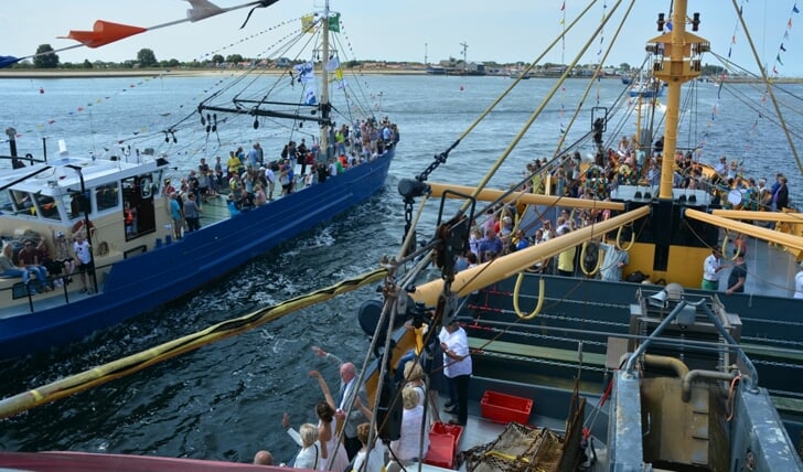  Bij terugkeer naar de haven komen de mosselkotter langs vlaggenschip BRU 33, waar mosselkoningin 2015 Erika Schot en voorzitter Theo Ketting van Stichting Festiviteiten Bruinisse staan te zwaaien. 
