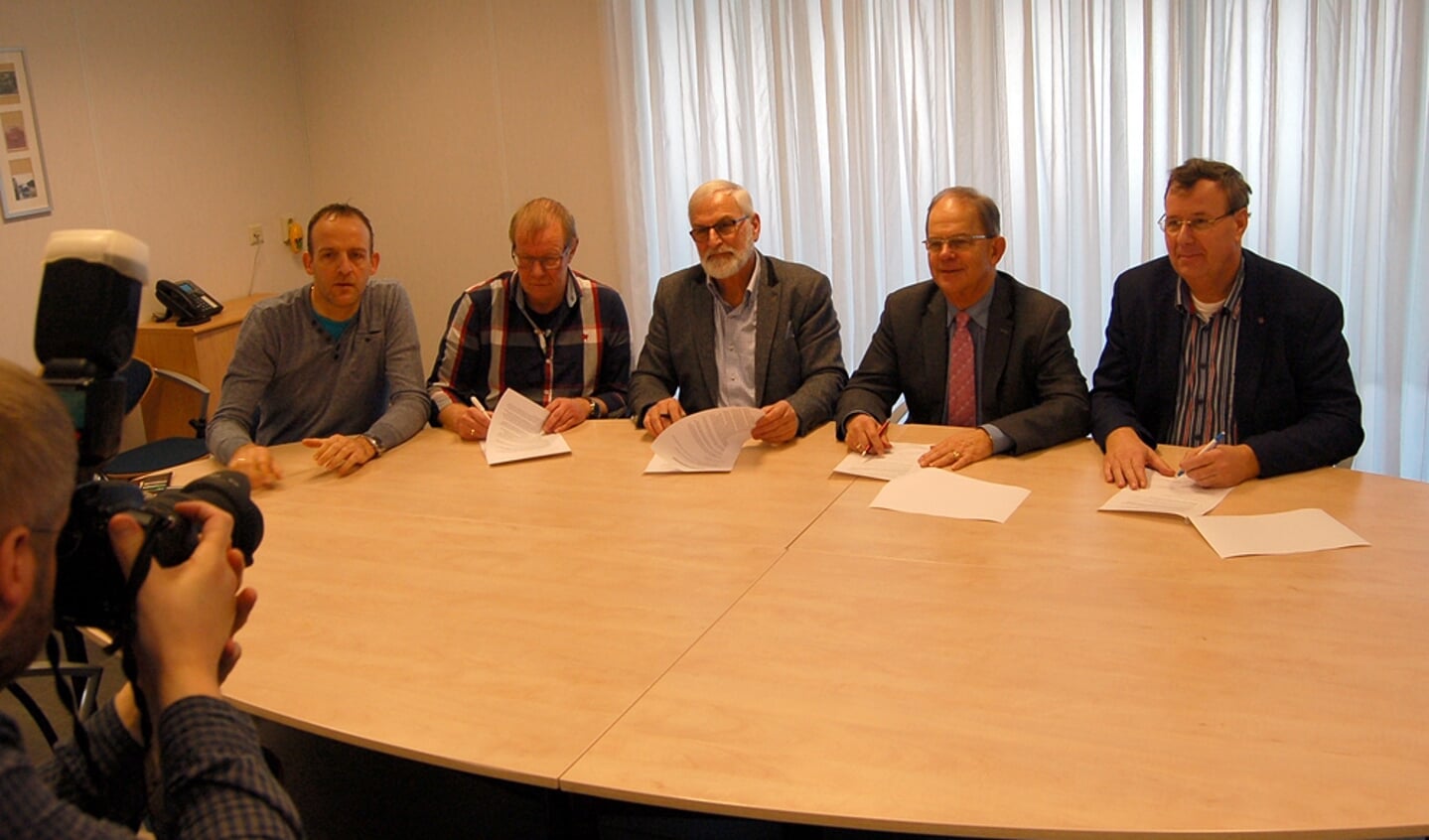 Ondertekening van de intentieverklaring. Van links naar rechts: Andru00e9 de Vries (manager VVU), Jakke Ras (secretaris VVU), Evert Jansen (voorzitter VVU), Dick Schutte (voorzitter visafslag) en Teun Visser (secretaris visafslag).