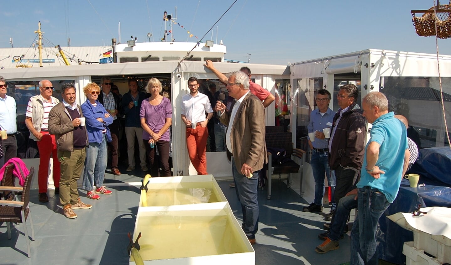 Waarom een netwerkbijeenkomst? Martin Scholten: ,,In 2014 heb ik met een werkgroep verkend wat de mogelijkheden waren voor het vernieuwd organiseren van de belangenbehartiging van de circa 200 ondernemers in de kleinschalige visserij van binnenwateren tot aan kustwateren. Gericht op de toekomst van een maatschappelijk gewaardeerde visserij die naadloos past in de natuur en bijdraagt aan een lokale economie: u2018Zorgvuldig vissen naar draagkracht van het wateru2019. Nog voor de eindrapportage van de bevindingen van deze u2018Werkgroep Scholtenu2019 in mei 2015 hebben de betreffende visserijondernemers het initiatief genomen om een dergelijke organisatie op te richten: NetVISwerk. De meesten van de genodigden voor de netwerkdag zijn mensen die ik in de periode als formateur heb gesproken, bevraagd en uitgelegd. Wat verwacht je van de kleinschalige visserij, en wat mogen zij van jou verwachten. Dat heeft zich vertaald in een visie en een aanpak waar NetVISwerk nu handen en voeten aan ge