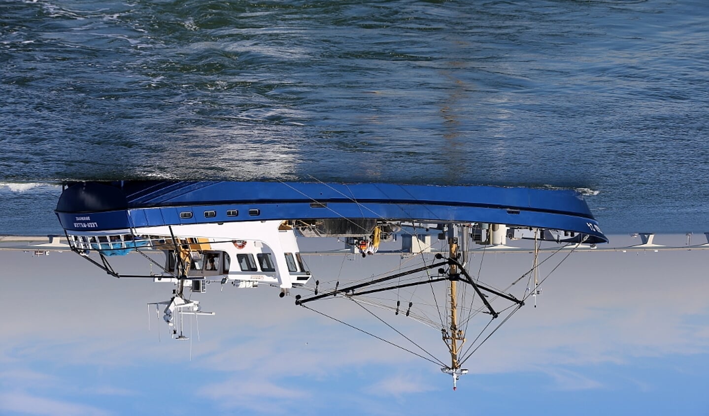 Foto: Jan de Koning, BRU 2 u2013 H De BRU 24 tijdens het proefvissen op een kweekperceel aan de voet van de Zeelandbrug bij Zierikzee.