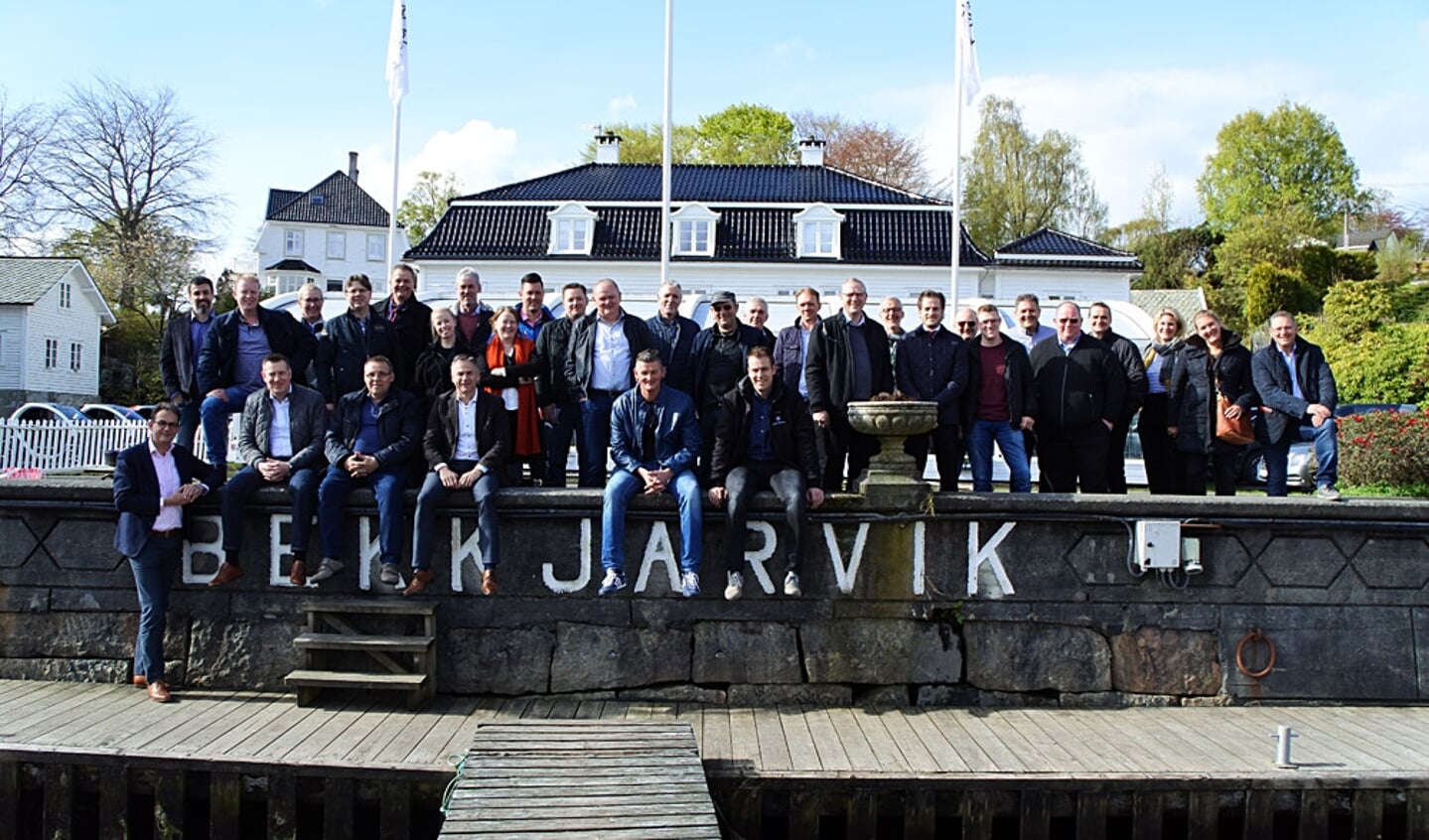 Een mooie tocht per boot door de indrukwekkende fjorden bracht de groep bij het overnachtingsadres in Bekkjarvik. Tijdens een rondleiding door een van de dorpsnotabelen kwam duidelijk naar voren dat de welvaart in de visserijsector in Noorwegen pas in de jaren 70 is ontstaan. u2019s Avonds werd door de burgemeester van Austevoll een netwerkdiner aangeboden. Aan de gemengd Noors-Nederlandse tafels werd druk gediscussieerd en genoten van het zeer goede u2018seafoodu2019.