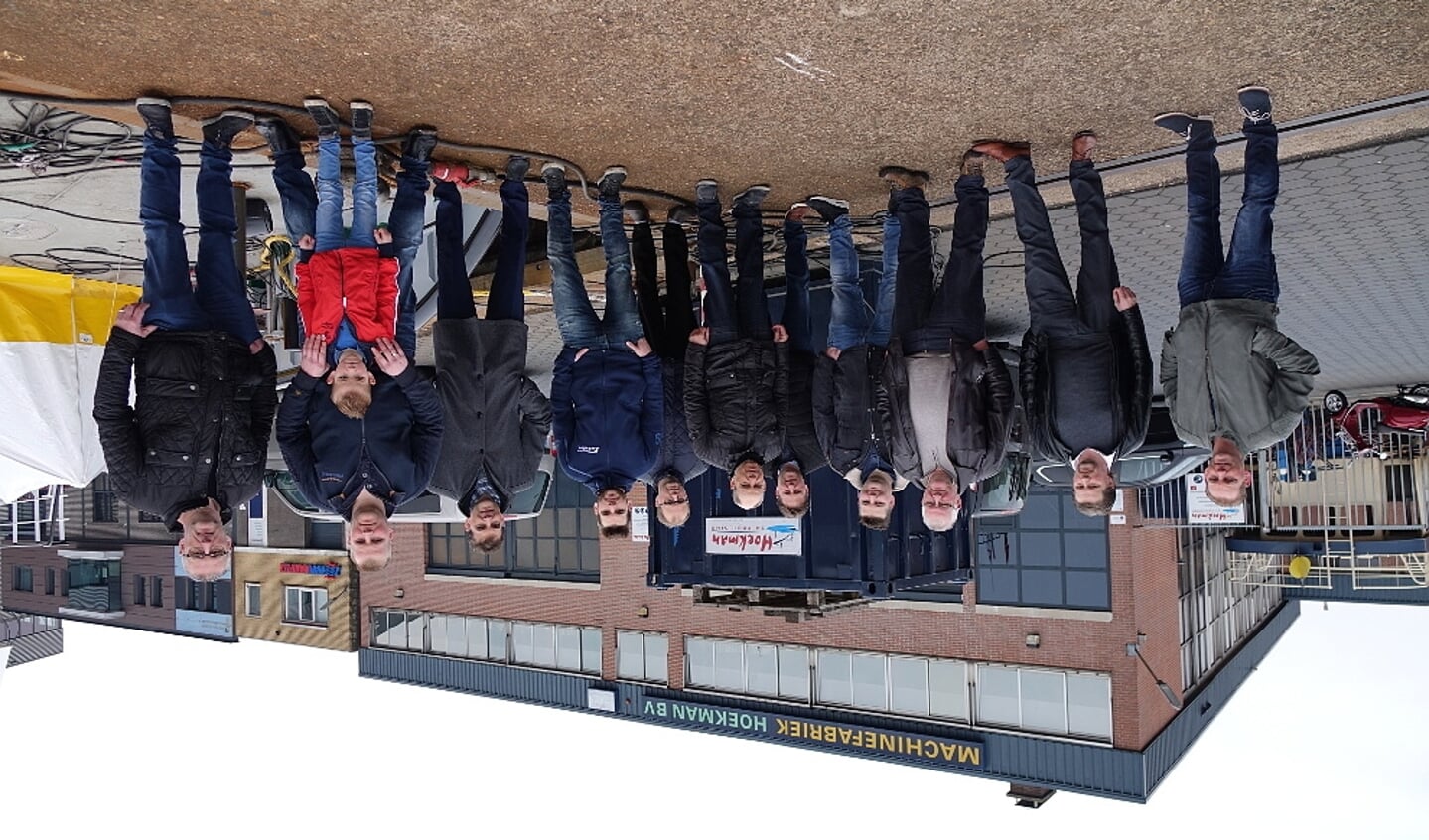 De opdrachtgevers op de kade bij Hoekman Shipbuilding. Van links naar rechts: Louwe Post, Simon van Slooten, Piet Romkes, Dirk Romkes, Tromp van Slooten, Klaas Kramer, Freek van Slooten, Hendrik Kramer, Auke Hoefnagel, Bas Romkes en Hendrik Romkes.