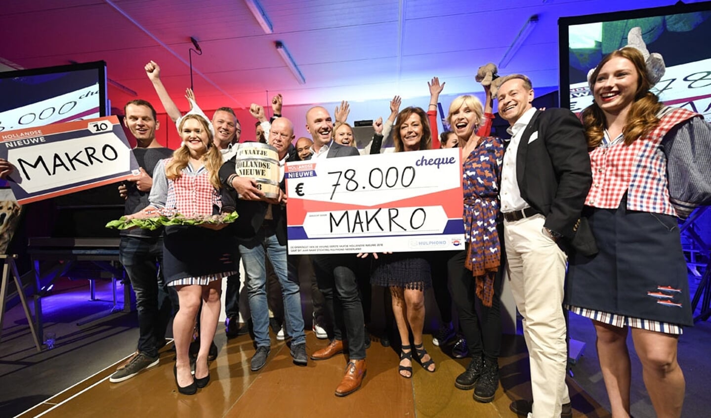  Foto: Goffe Struiksma - Een drukbezochte veiling met tientallen enthousiaste bieders uit de sector leverde 78.000 euro op voor Stichting Hulphond. 