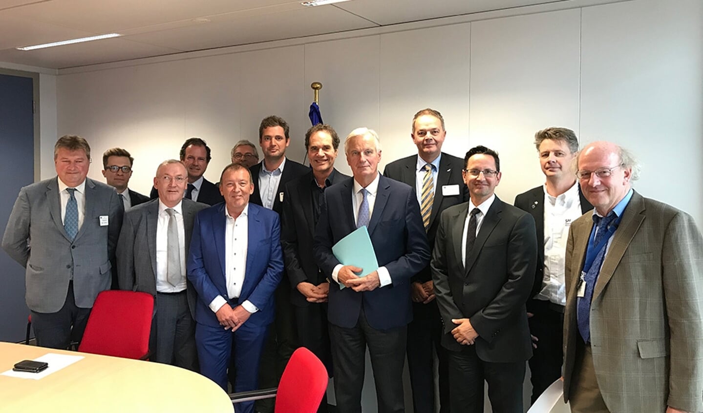 Op de foto Barnier als vijfde van rechts en links van hem Van Balsfoort. De EUFA vertegenwoordigt visserijorganisaties uit landen die direct geraakt worden door Brexit (Nederland, Belgiu00eb, Denemarken, Frankrijk, Spanje, Duitsland, Ierland, Polen en Zweden). Het vertegenwoordigt daarmee 18.000 vissers, 3.500 schepen en een omzet van 21 miljard dollar.