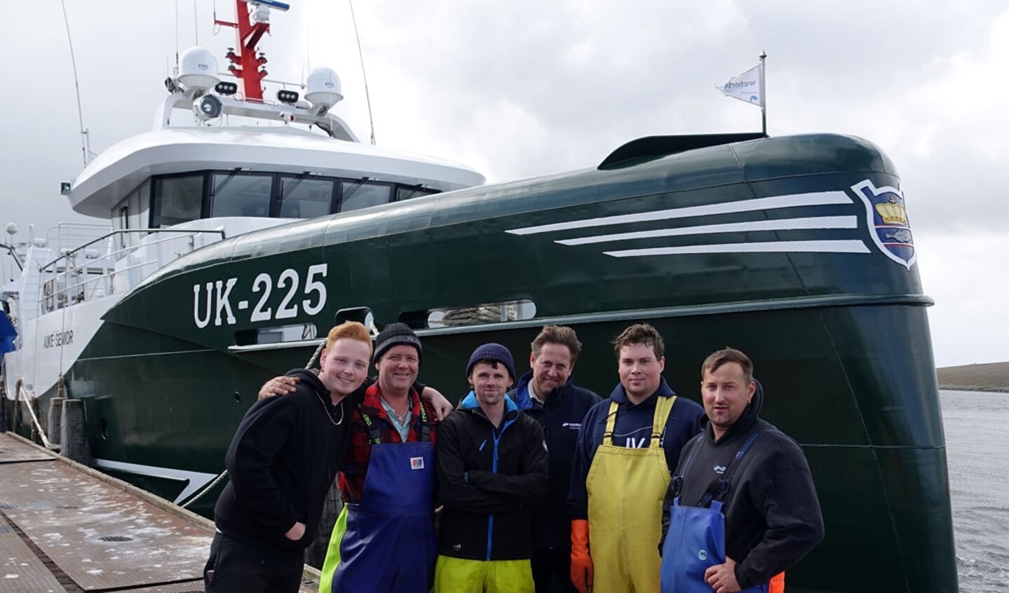  De bemanning van de u2018Auke Senioru2019. Van links naar rechts: Hessel Post (stagiair), Marco Vooijs, Jurian Brouwer, schipper Tromp van Slooten, machinist Michiel van Es en Pieter Kuyt.  