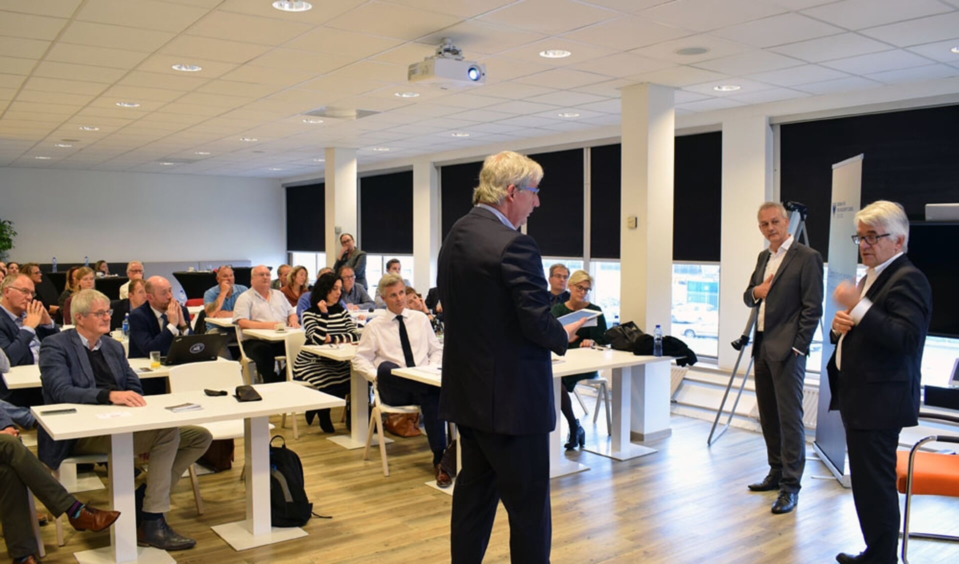 De wetenschapppers Karl Almas (Noorwegen) en Geert Wiegertjes (Wageningen) met gespreksleider Maarten Mens.