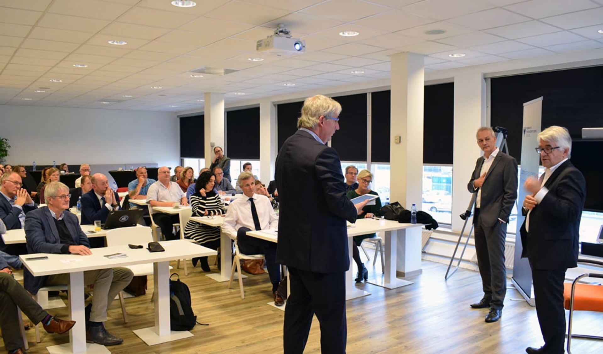  De wetenschapppers Karl Almas (Noorwegen) en Geert Wiegertjes (Wageningen) met gespreksleider Maarten Mens.