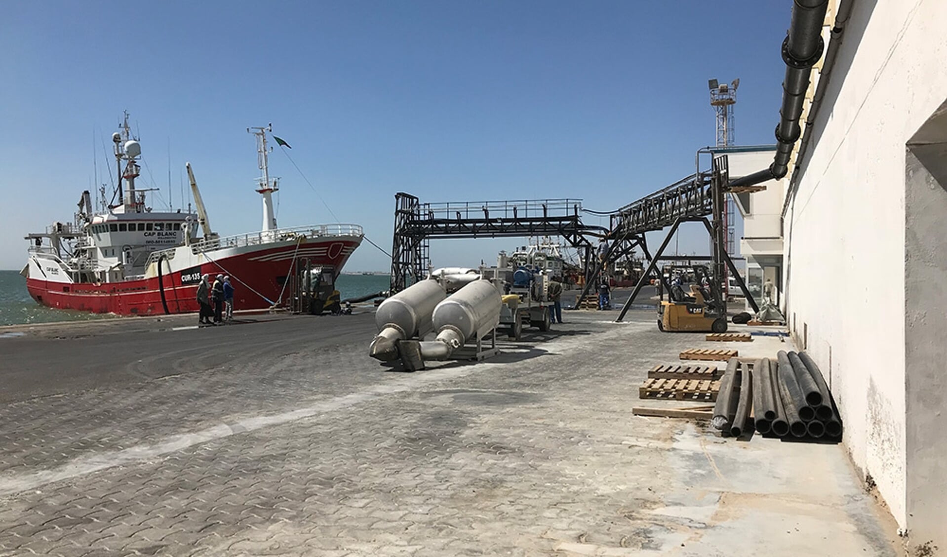  De u2018Cap Blancu2019 voor de kade van Cap Blanc Pelagique (CBP), de fabriek van Cornelis Vrolijk in Nouadhibou. Door de intensieve visserij voor de vismeelindustrie de afgelopen jaren gaan voor alle schepen de vangsten hard achteruit. 