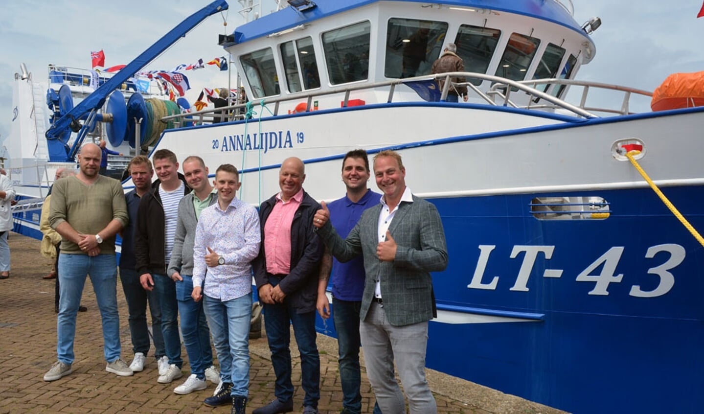 De geheel Katwijkse bemanning voor de LT 43. Geheel rechts Klaas van Duijn en geheel links Dirk Kloos, beiden schipper, en tussen hen in Thomas Dubbeldam, Jaap Guijt, Jacco Nijgh, Jaap van den Oever en Dirk Hoek.