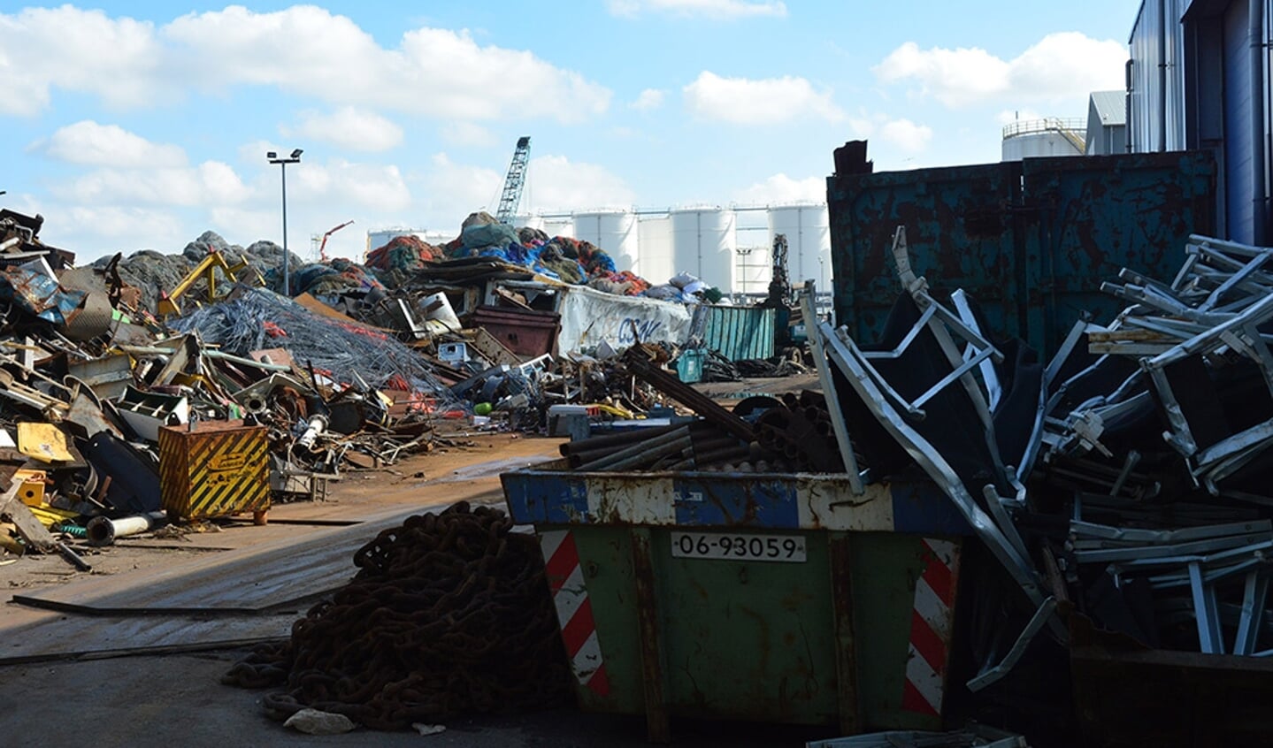  Bergen vast afval van schepen, waaronder netwerk, achter het hoofdkwartier van Bek & Verburg in Rotterdam-Botlek. 