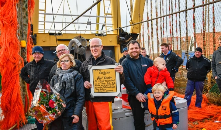 H Piet Zandee met zijn vrouw Marja, geflankeerd door Jaap, Toon en schipper Jan van der Vis. (Foto: Marloes van der Vis)
